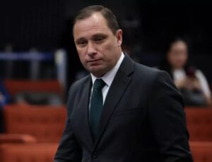 STF revoga prisão de Mauro Cid e manda PF interrogá-lo