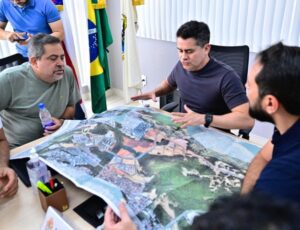 Prefeito David Almeida anuncia força-tarefa para regularizar 10 mil progressões na rede municipal de ensino
