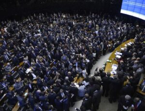 Dinheiro público: aumento de 18 cadeiras para deputados federais vai custar R$ 95 milhões por ano aos cofres públicos