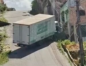 Caminhão perde força em ladeira e quase provoca tragédia no Cidade de Deus, em Manaus; veja vídeo