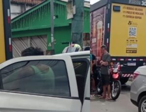 Urgente: motoqueiro agoniza após colidir contra caminhão no bairro Novo Israel, em Manaus; veja vídeo