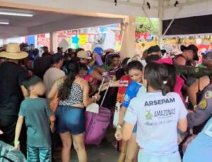 Tumulto no Porto de Parintins: passageiros enfrentam caos na hora de embarcar para Manaus: "sem condições, sem estrutura"; veja