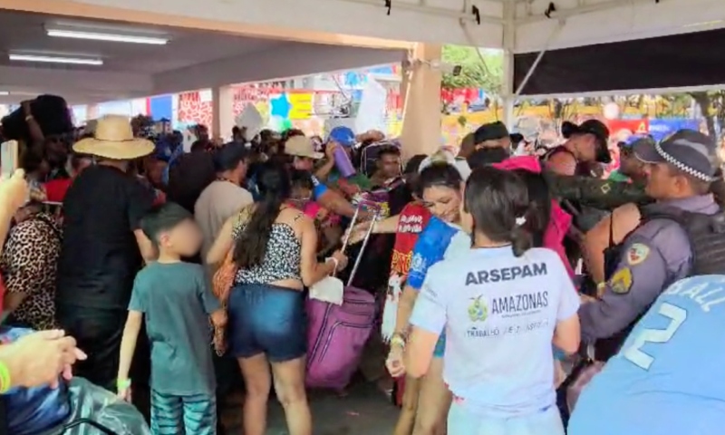 Tumulto no Porto de Parintins: passageiros enfrentam caos na hora de embarcar para Manaus: "sem condições, sem estrutura"; veja