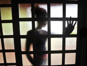 Nova lei endurece punição para crimes sexuais contra mulheres e extingue benefícios a agressores