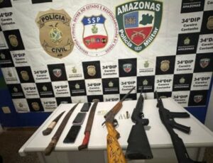 Jovem de 19 que colocou fogo na casa do vizinho é preso com arsenal de armas em Careiro Castanho; veja