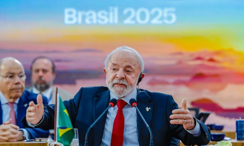 “IA não pode ficar na mão de bilionários”, diz Lula durante cúpula no Brics