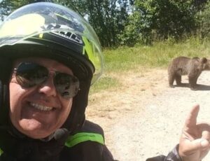 "A última foto": motociclista estaciona para tirar selfie com urso e o pior acontece; veja vídeo