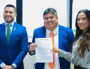 Presidente David Reis assina termo para reforçar defesa do consumidor em Manaus