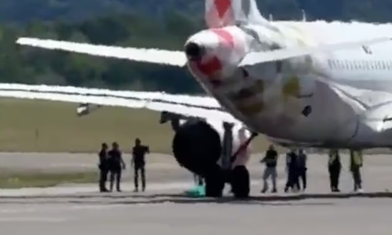 Horrível: vídeo mostra momento em que trabalhador é sugado por turbina de avião; veja
