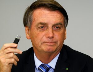 Pen drive apreendido pela PF na casa de Bolsonaro tinha apenas músicas gospel e fotos da família; veja vídeo