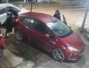 Bandidos são recebidos na bala após tentarem roubar carro de policial; veja vídeo