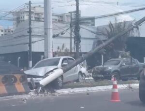 Urgente: carro derruba poste de energia na Ponta Negra, em Manaus; veja vídeo