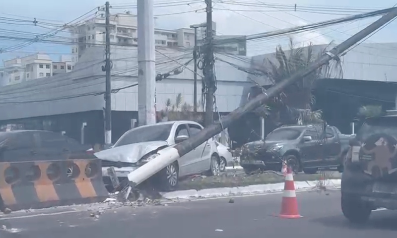 Urgente: carro derruba poste de energia na Ponta Negra, em Manaus; veja vídeo