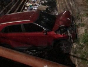 "Como é que ele fez isso?": motorista cai com carro dentro de rip-rap no bairro Alvorada