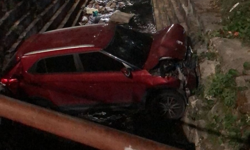 "Como é que ele fez isso?": motorista cai com carro dentro de rip-rap no bairro Alvorada