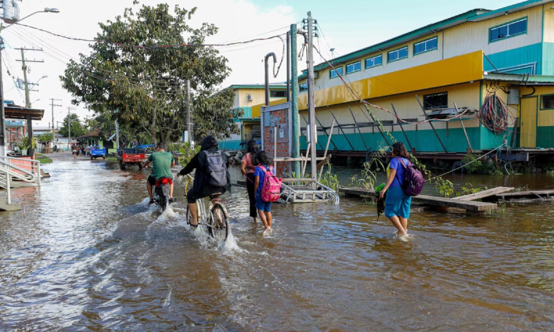 Cheia no Amazonas já afeta mais de 560 mil pessoas em 43 municípios