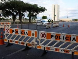Esplanada dos Ministérios é fechada e recebe reforço policial em Brasília após prisão domiciliar de Bolsonaro; veja vídeo