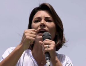 Michelle diz que prisão domiciliar de Bolsonaro é perseguição: “Meu marido foi silenciado”