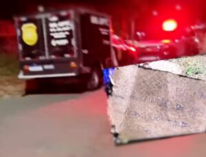 Homem é executado no bairro do Terra Nova e criminosos deixam bilhete macabro ao lado do corpo; veja vídeo