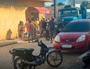 Jovem quase perde a perna durante acidente entre moto e caçamba; veja vídeo