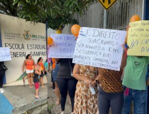 Pais protestam em frente à Escola Estadual de Manaus onde zelador foi acusado de aliciar estudante; veja vídeo