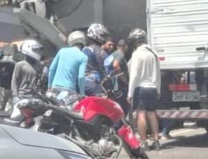 Urgente: motoqueiro fica preso entre dois caminhões no bairro Coroado; veja