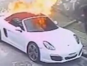 Homem é flagrado colocando fogo em Porsche; veja vídeo