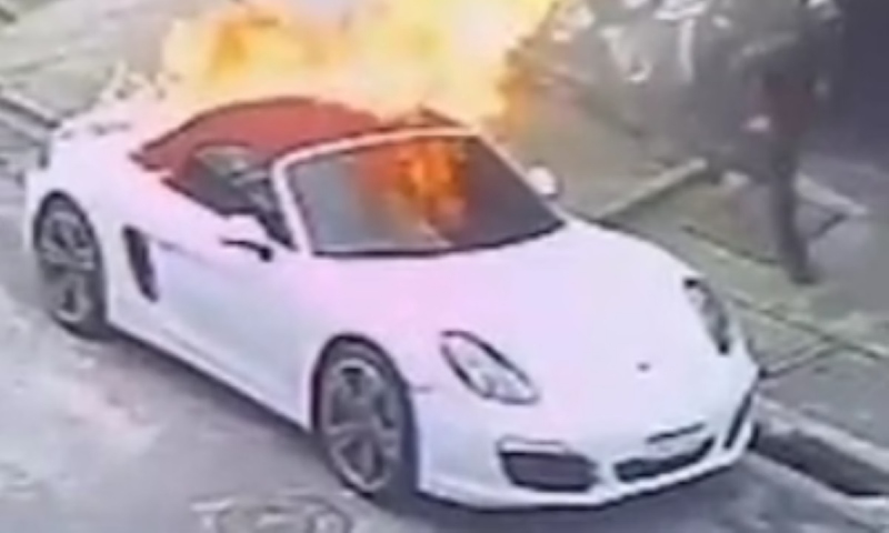 Homem é flagrado colocando fogo em Porsche; veja vídeo