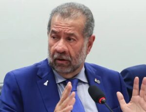 CPMI do INSS ouve Carlos Lupi em meio a crise política e denúncias de fraudes bilionárias; veja vídeo