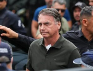 Bolsonaro passa mal e é levado às pressas para hospital em Brasília; veja vídeo