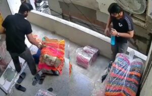 Tragédia: jovem fica distraído na beira de laje e o pior acontece; veja vídeo