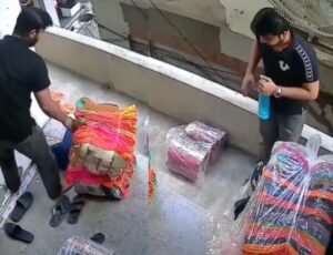 Tragédia: jovem fica distraído na beira de laje e o pior acontece; veja vídeo