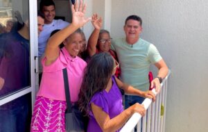 Prefeito David Almeida visita residencial Carlos Braga com famílias vítimas de desmoronamentos