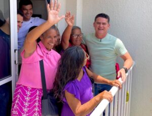 Prefeito David Almeida visita residencial Carlos Braga com famílias vítimas de desmoronamentos