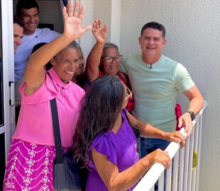 Prefeito David Almeida visita residencial Carlos Braga com famílias vítimas de desmoronamentos