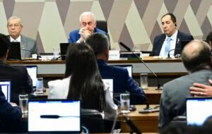 Comissão de Constituição e Justiça do Senado vota a PEC da Blindagem; veja vídeo