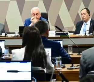Comissão de Constituição e Justiça do Senado vota a PEC da Blindagem; veja vídeo
