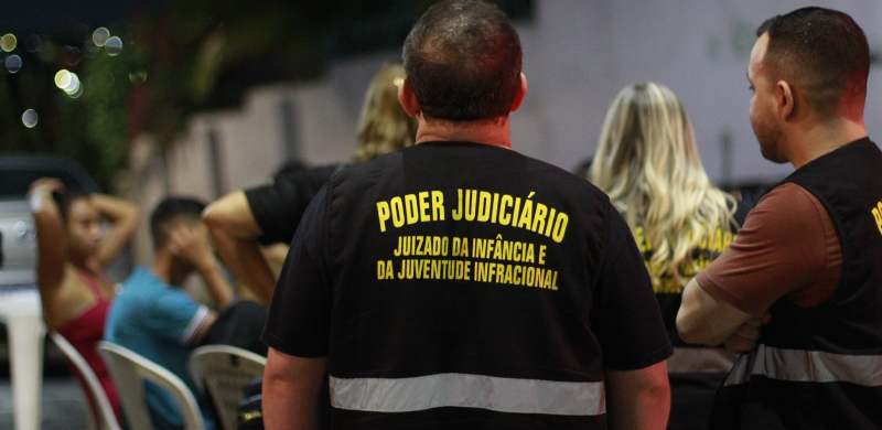 Bares são flagrados vendendo bebida alcoólica para adolescentes em Manaus